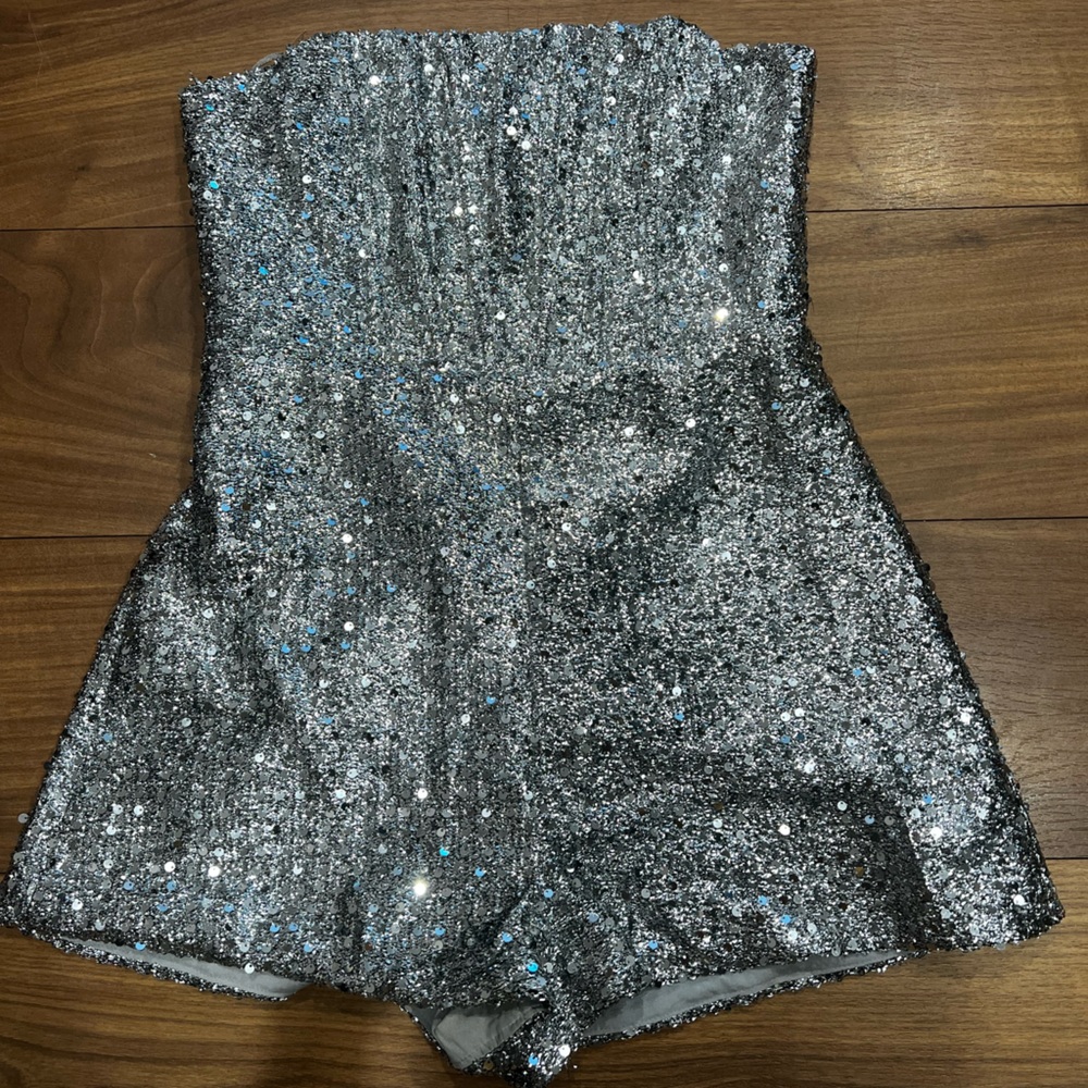 Strapless Sequin Romper ✨🪩 Selfie Leslie Size M.